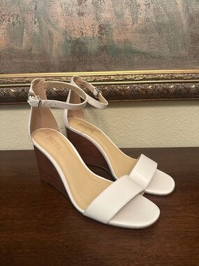 Brand New Michael Kors Fiona Wedge Sandal White Size 7